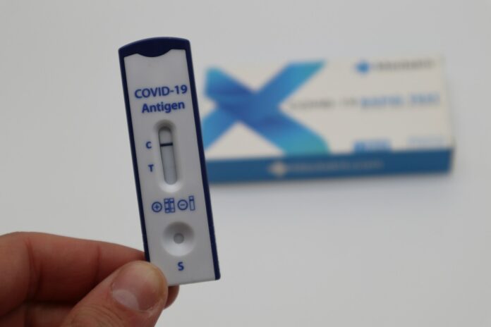 Experiența Utilizatorilor cu Kitul Abbott BinaxNOW COVID-19 Antigen Self-Test